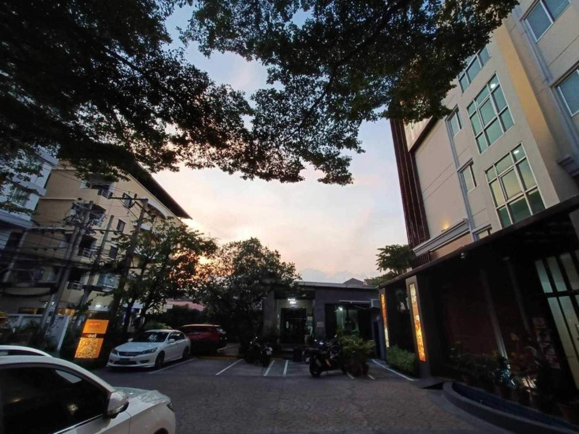 曼谷嚓嚓套房公寓 外观 照片